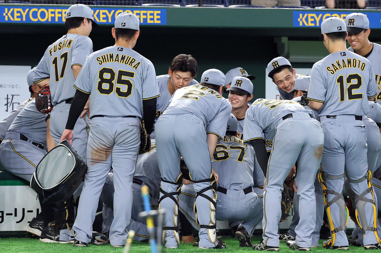 巨人対阪神　試合前円陣で声出しする阪神立石正広（中央奥）（撮影・浅見桂子）