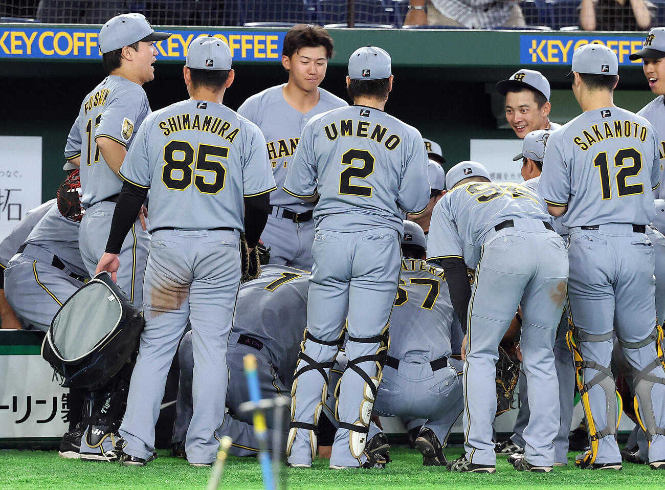 巨人対阪神　試合前円陣で声出しする阪神立石正広（中央奥）（撮影・浅見桂子）