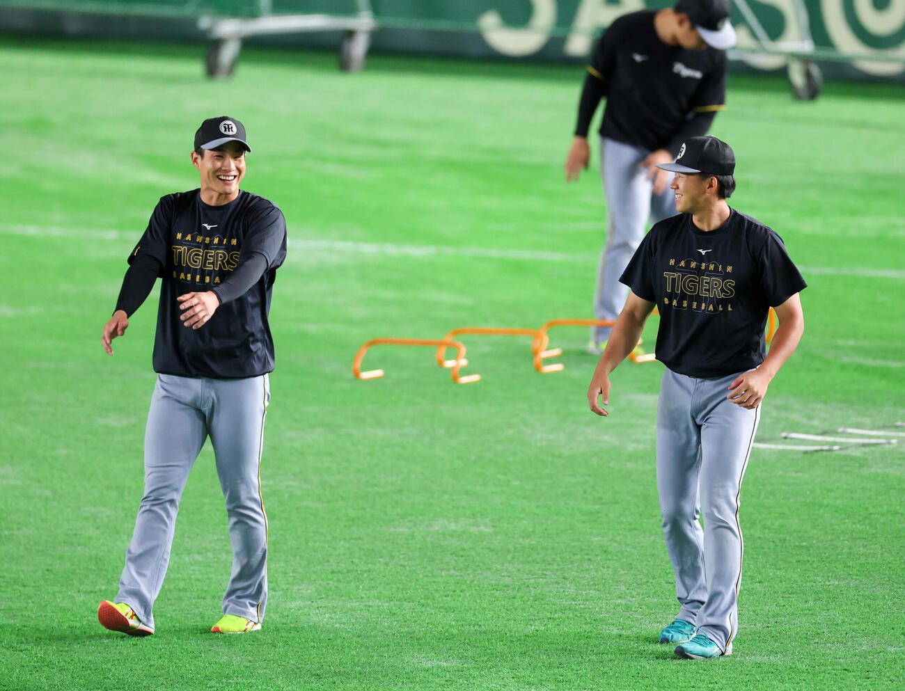 巨人対阪神　笑顔でアップをする阪神木浪聖也（左）と立石正広（撮影・増田悦実）