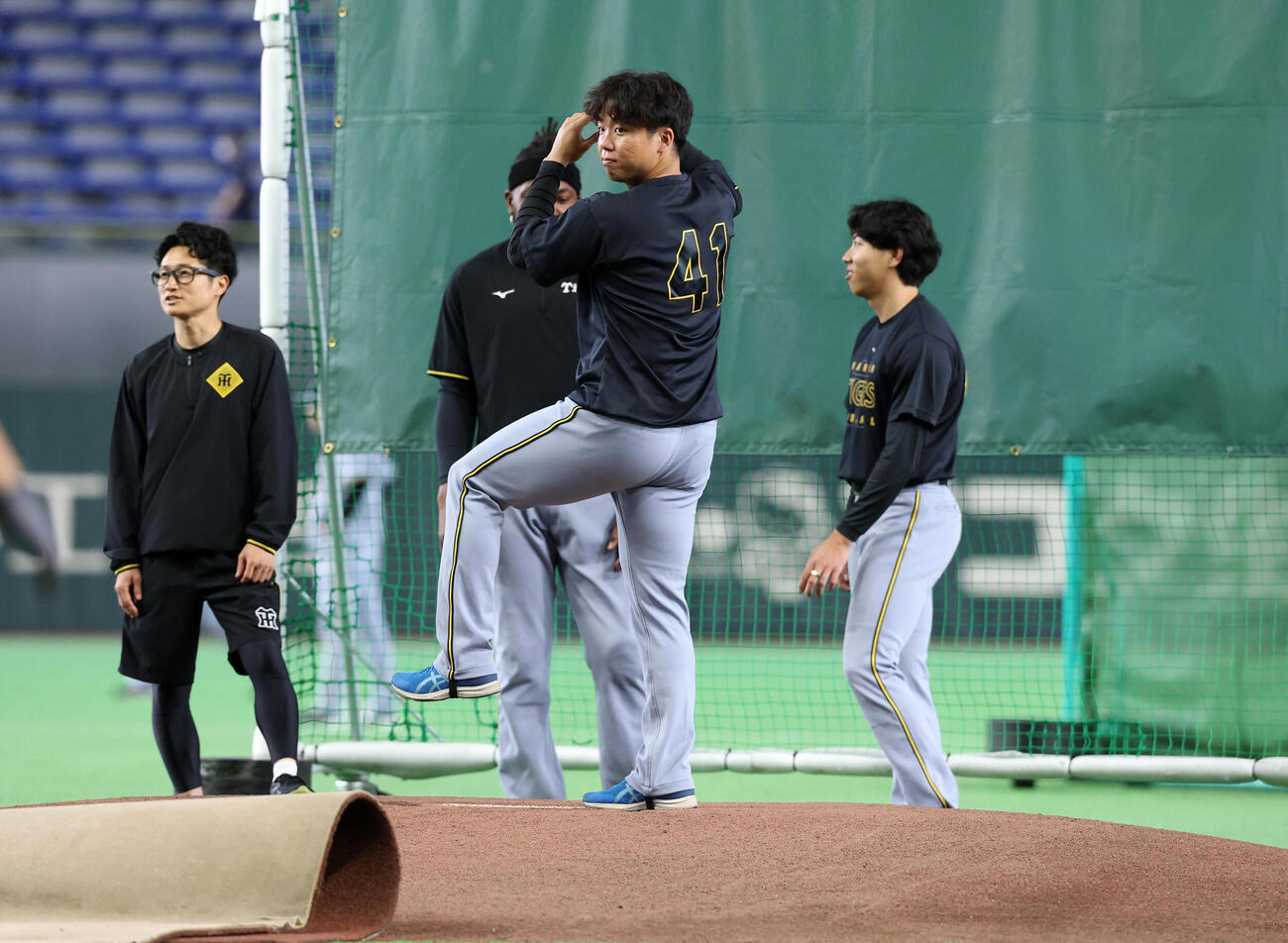 巨人対阪神　マウンドを確認する阪神村上頌樹（撮影・浅見桂子）