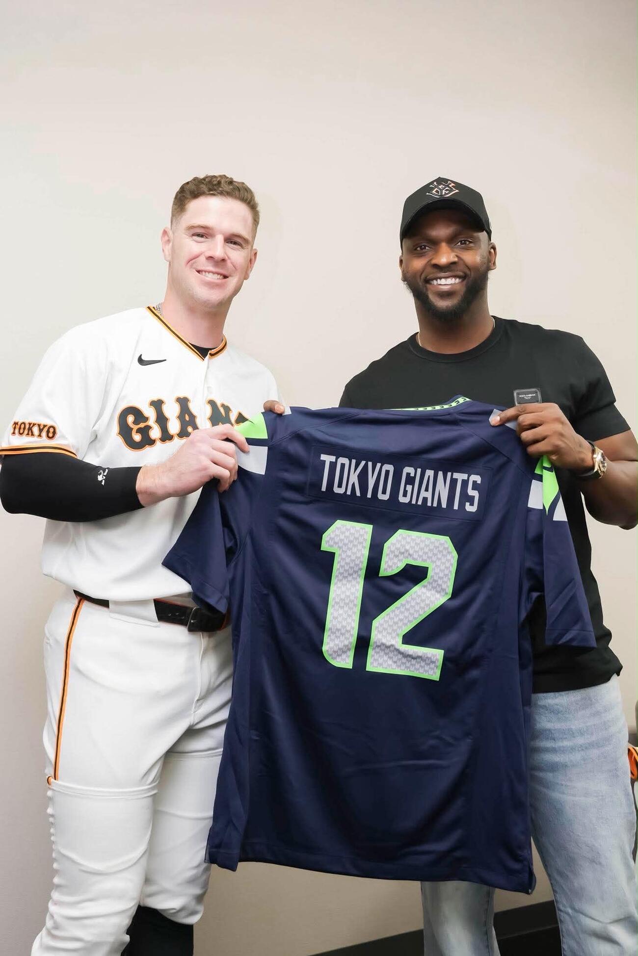 ユニホーム交換をした巨人トレイ・キャベッジと元NFLプレーヤーのクリフ・アブリル氏