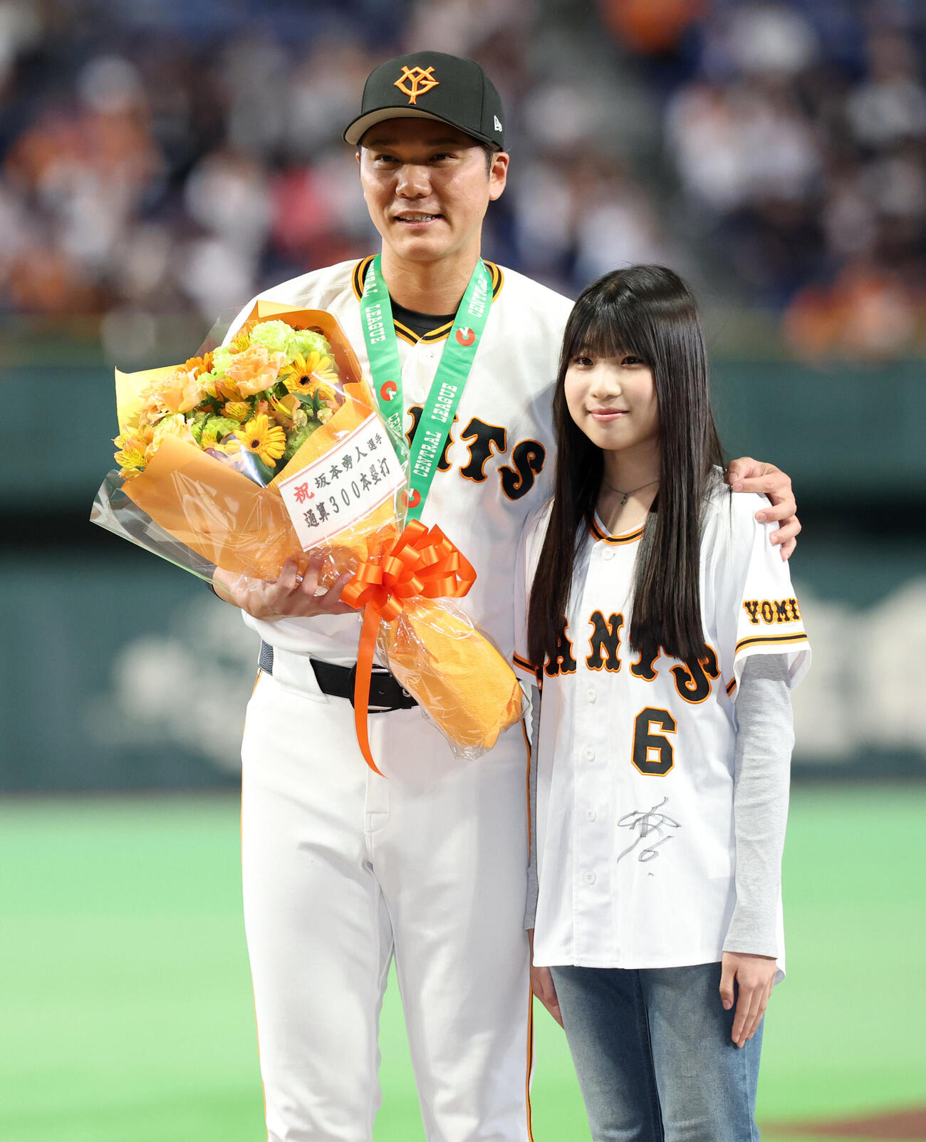 巨人対阪神　300本塁打達成の表彰でファンと記念撮影する巨人坂本勇人（撮影・浅見桂子）