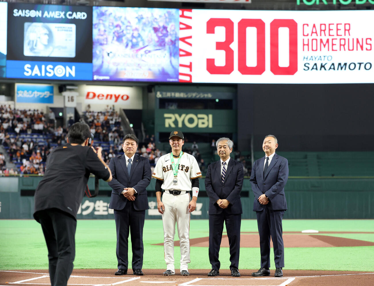 巨人対阪神　300本塁打達成の表彰で記念撮影する巨人坂本勇人（中央）（撮影・浅見桂子）