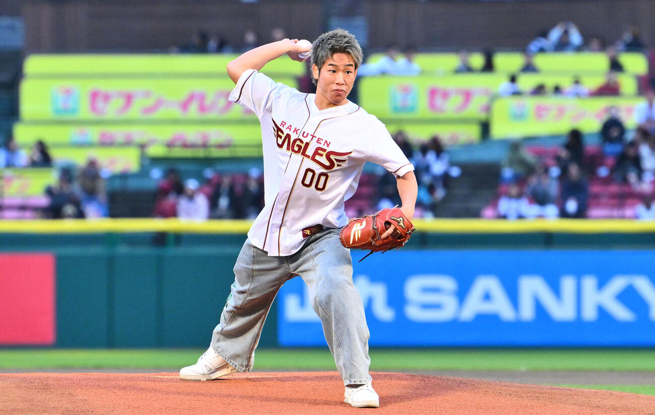 楽天対ロッテ　セレモニアルピッチをする神龍誠（撮影・滝沢徹郎）