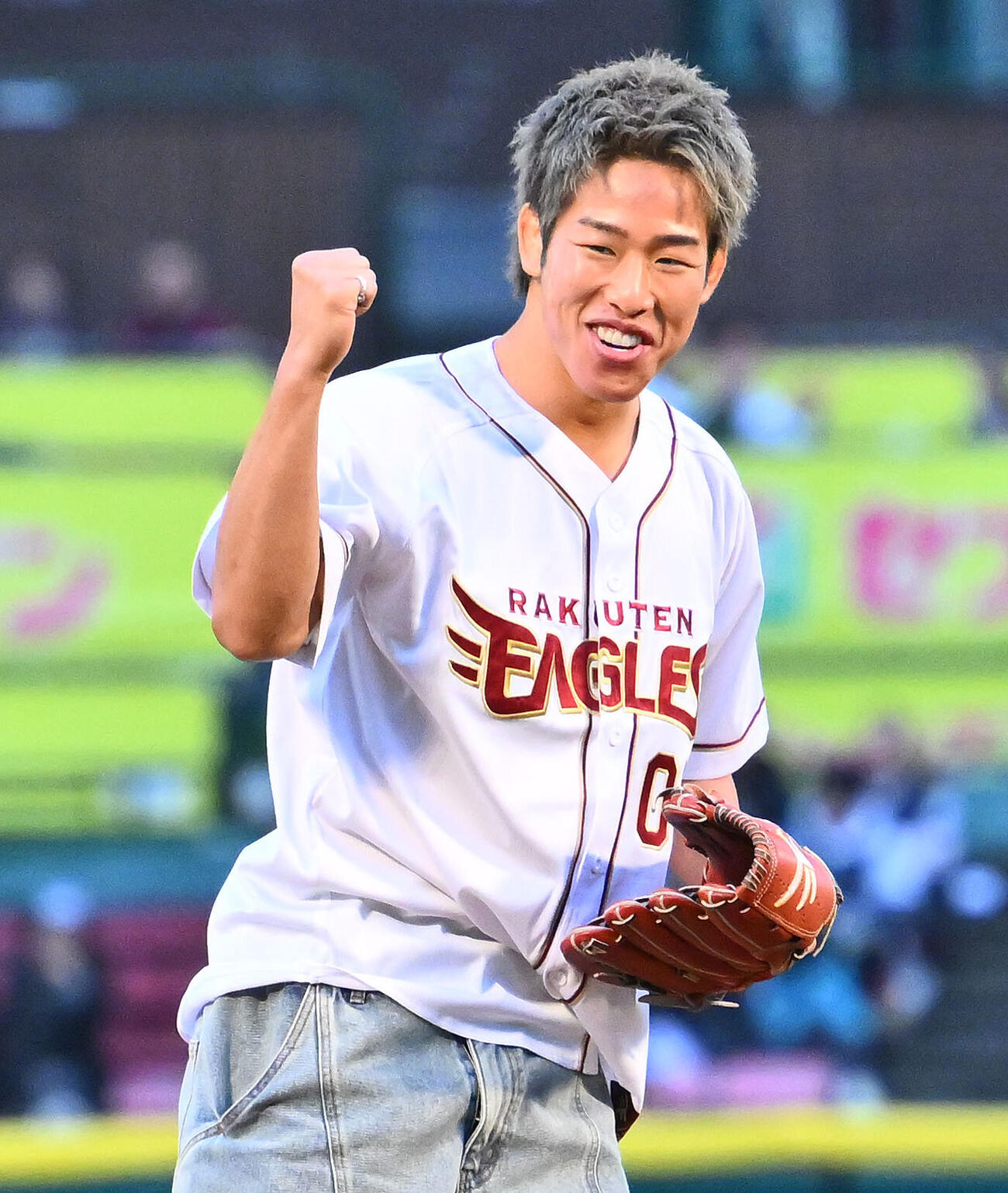 楽天対ロッテ　セレモニアルピッチでガッツポーズする神龍誠（撮影・滝沢徹郎）