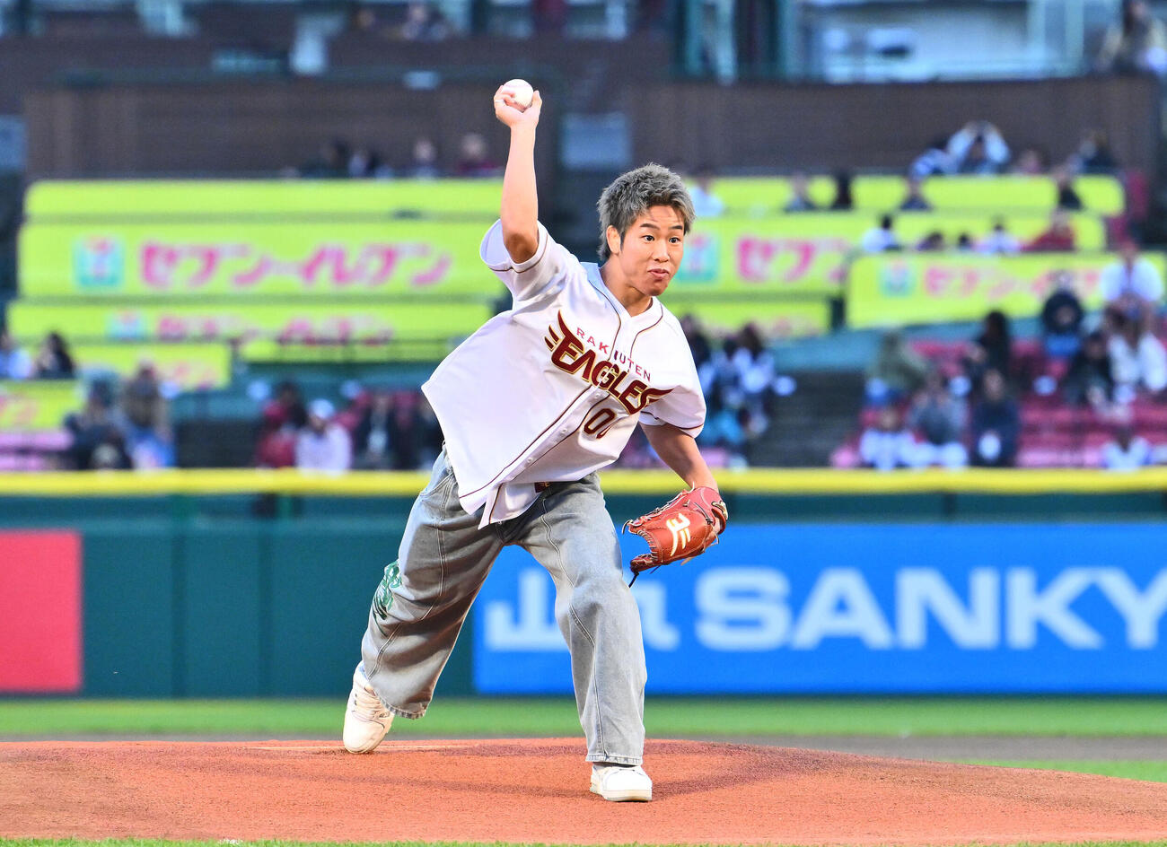 楽天対ロッテ　セレモニアルピッチをする神龍誠（撮影・滝沢徹郎）