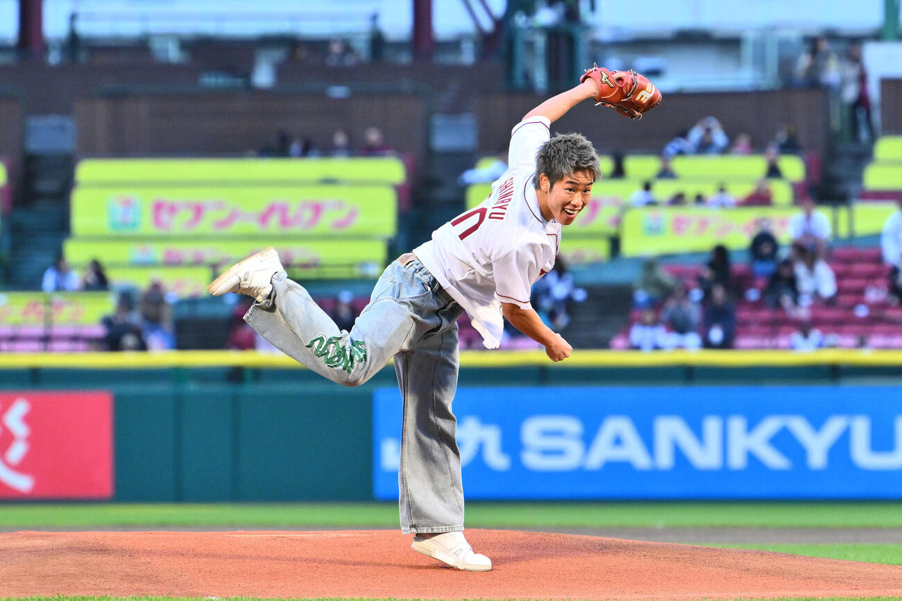 楽天対ロッテ　セレモニアルピッチをする神龍誠（撮影・滝沢徹郎）