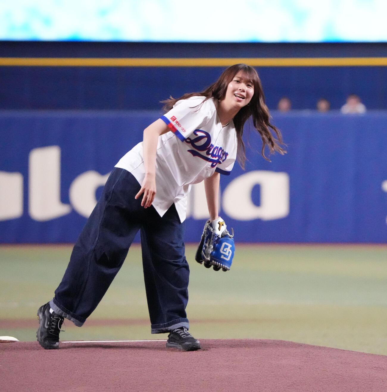 中日対広島　試合前、セレモニアルピッチを行う深田茉莉（撮影・森本幸一）