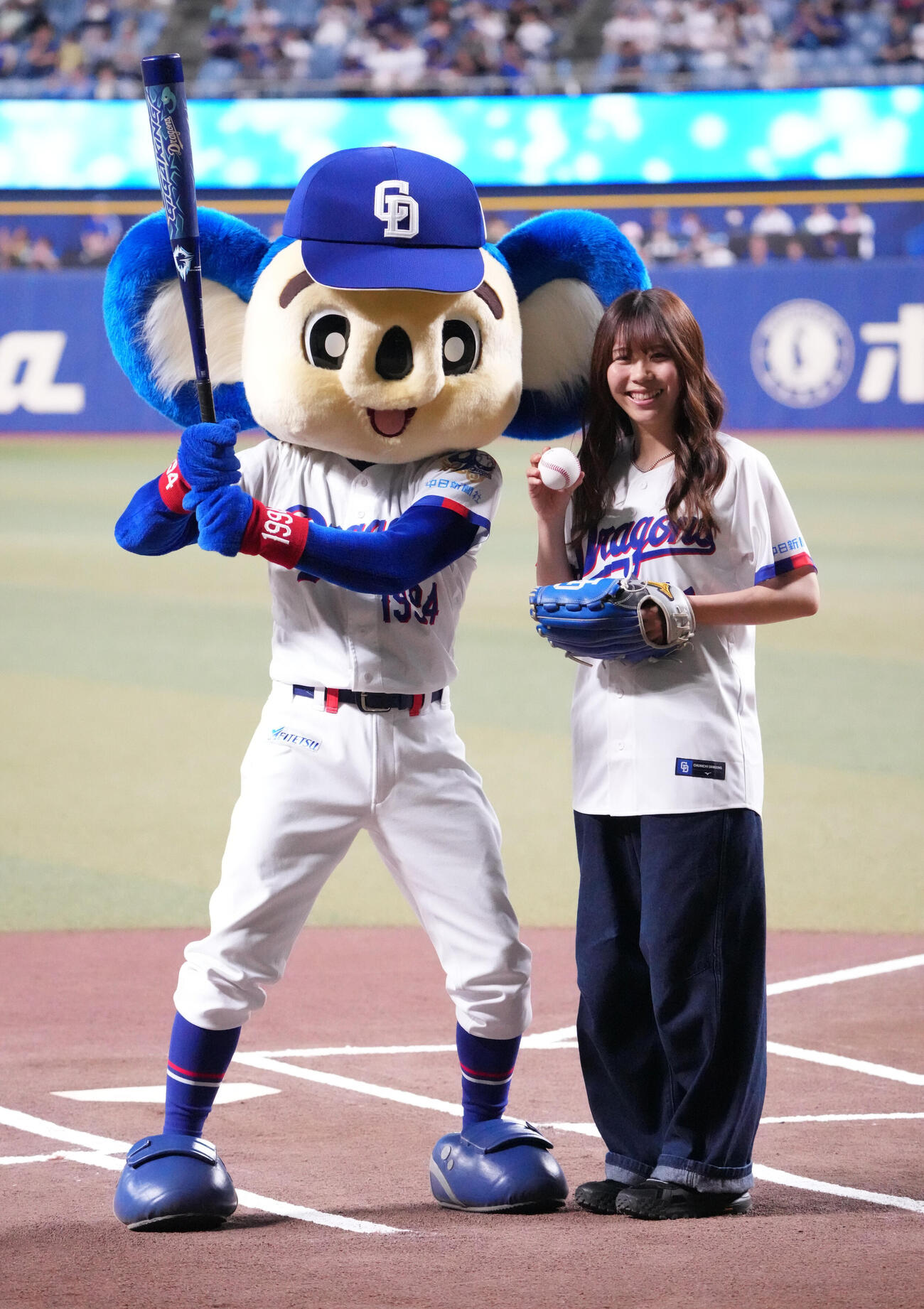 中日対広島　試合前、セレモニアルピッチを行った深田茉莉（左）はドアラと記念撮影に納まる（撮影・森本幸一）