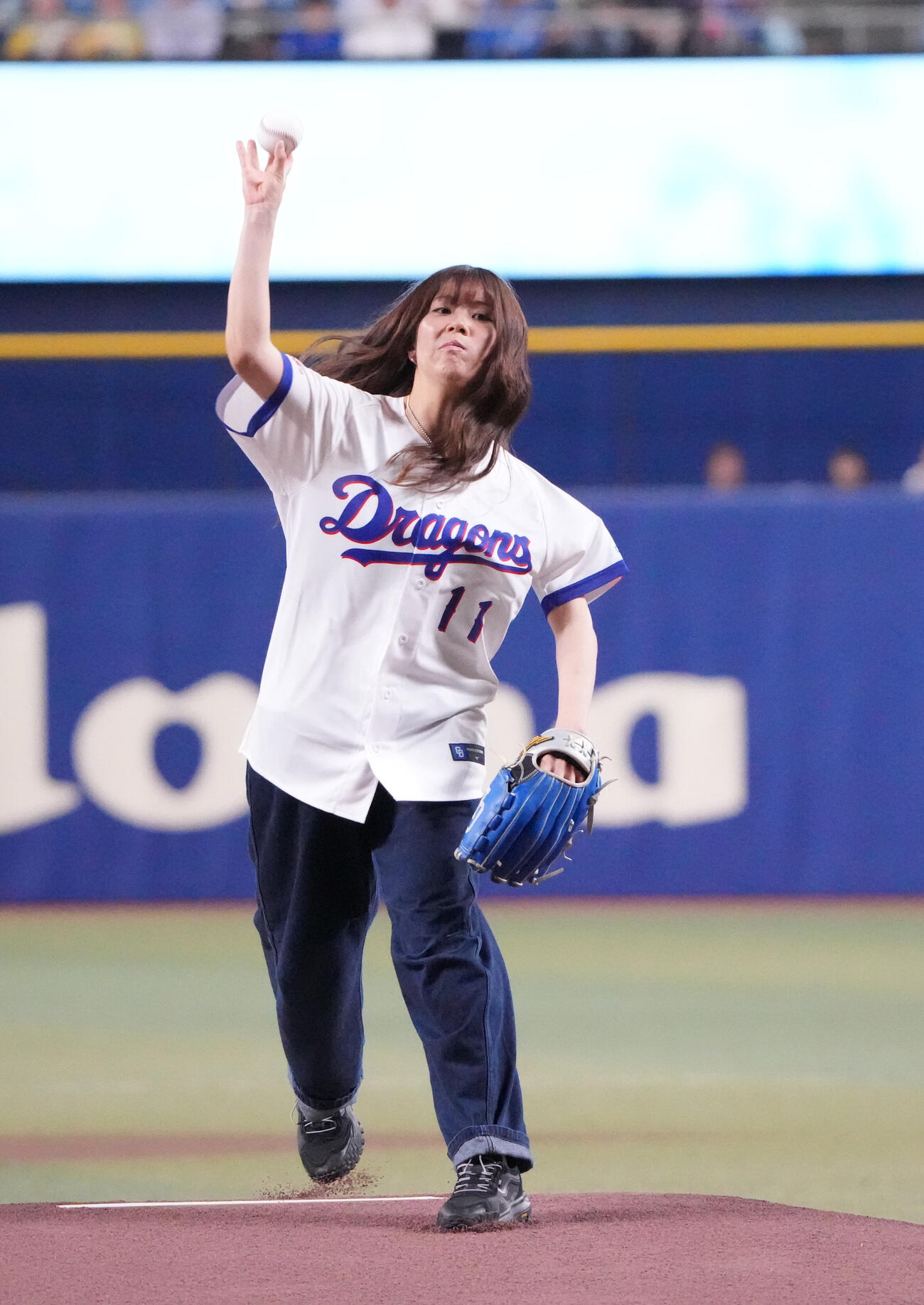 中日対広島　試合前、セレモニアルピッチを行う深田茉莉（撮影・森本幸一）

