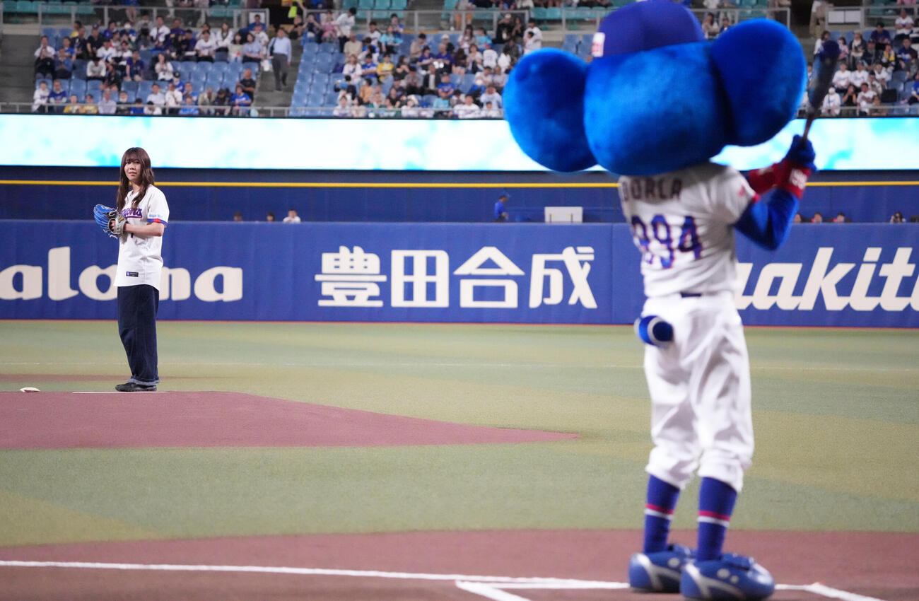 中日対広島　試合前、セレモニアルピッチを行う深田茉莉（撮影・森本幸一）
