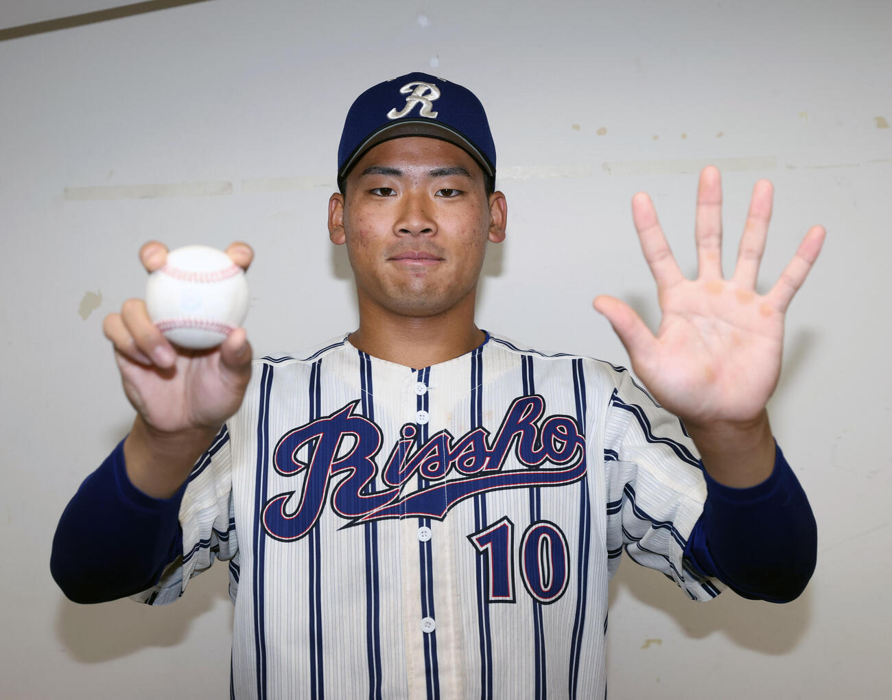 東都大学野球　亜大対立正大　1年生春のリーグ戦で本塁打新記録を達成した立正大・高田庵冬は5号の記念ボールを持つ（撮影・柴田隆二）