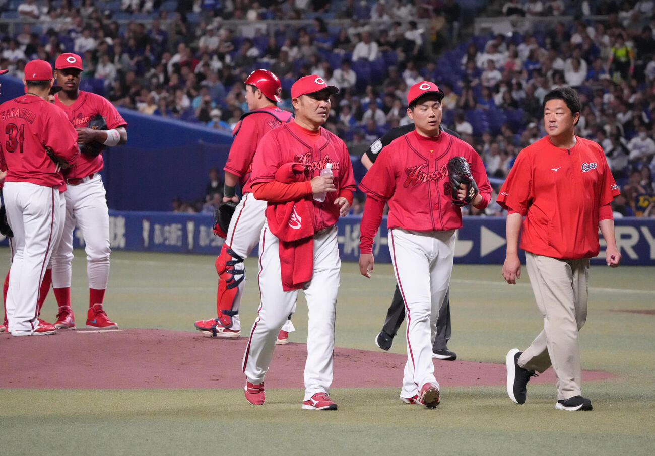 中日対広島　1回裏中日2死一、二塁、広島先発の栗林良吏（右から2人目）はマウンドを降りる（撮影・森本幸一）