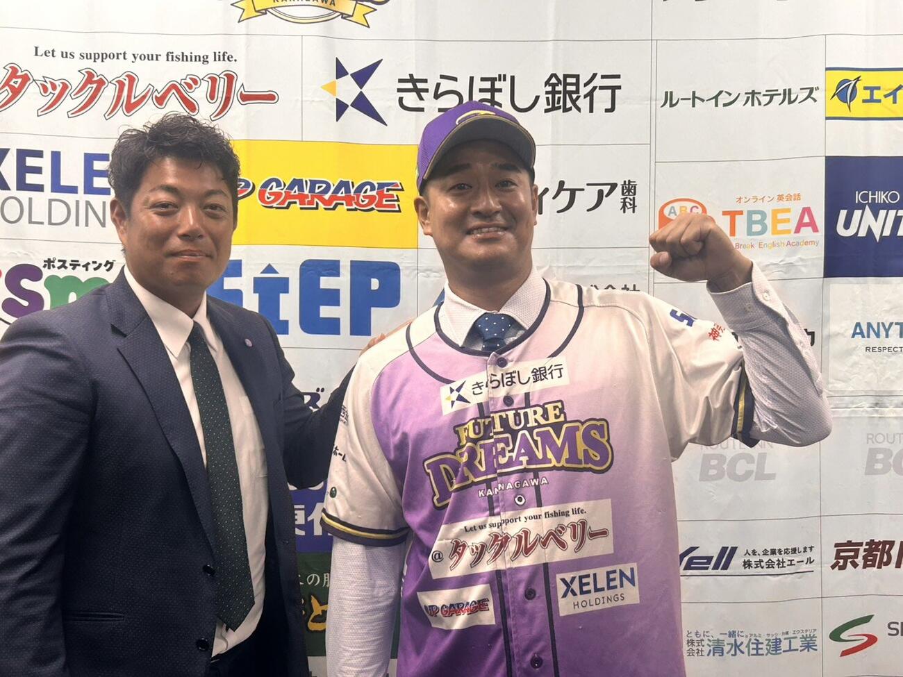 BC神奈川に入団した平井投手（右）は高木選手兼投手コーチと共に入団会見した（撮影・平山連）