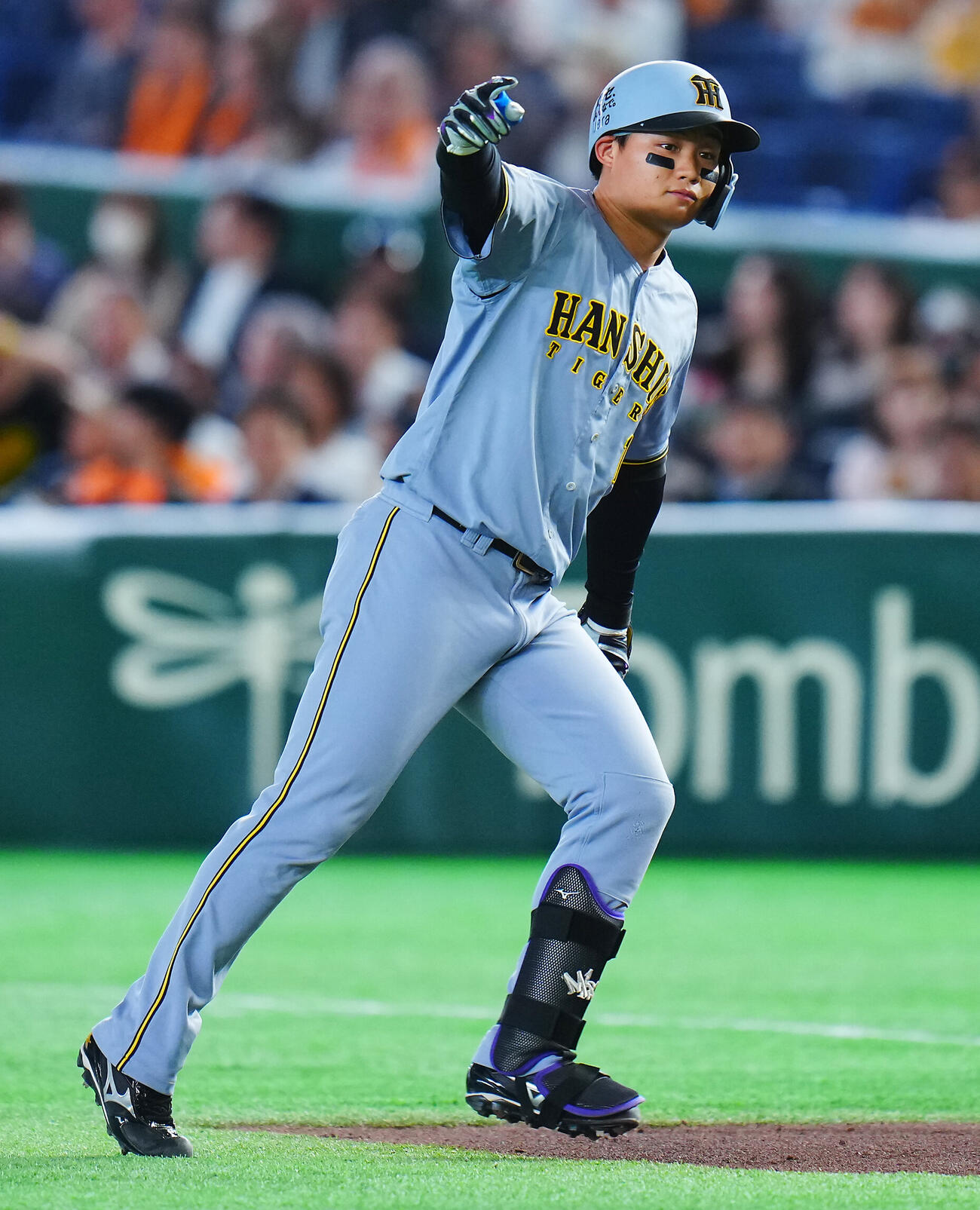 巨人対阪神　1死二塁、適時打を放ちポーズを決める森下翔太（撮影・垰建太）