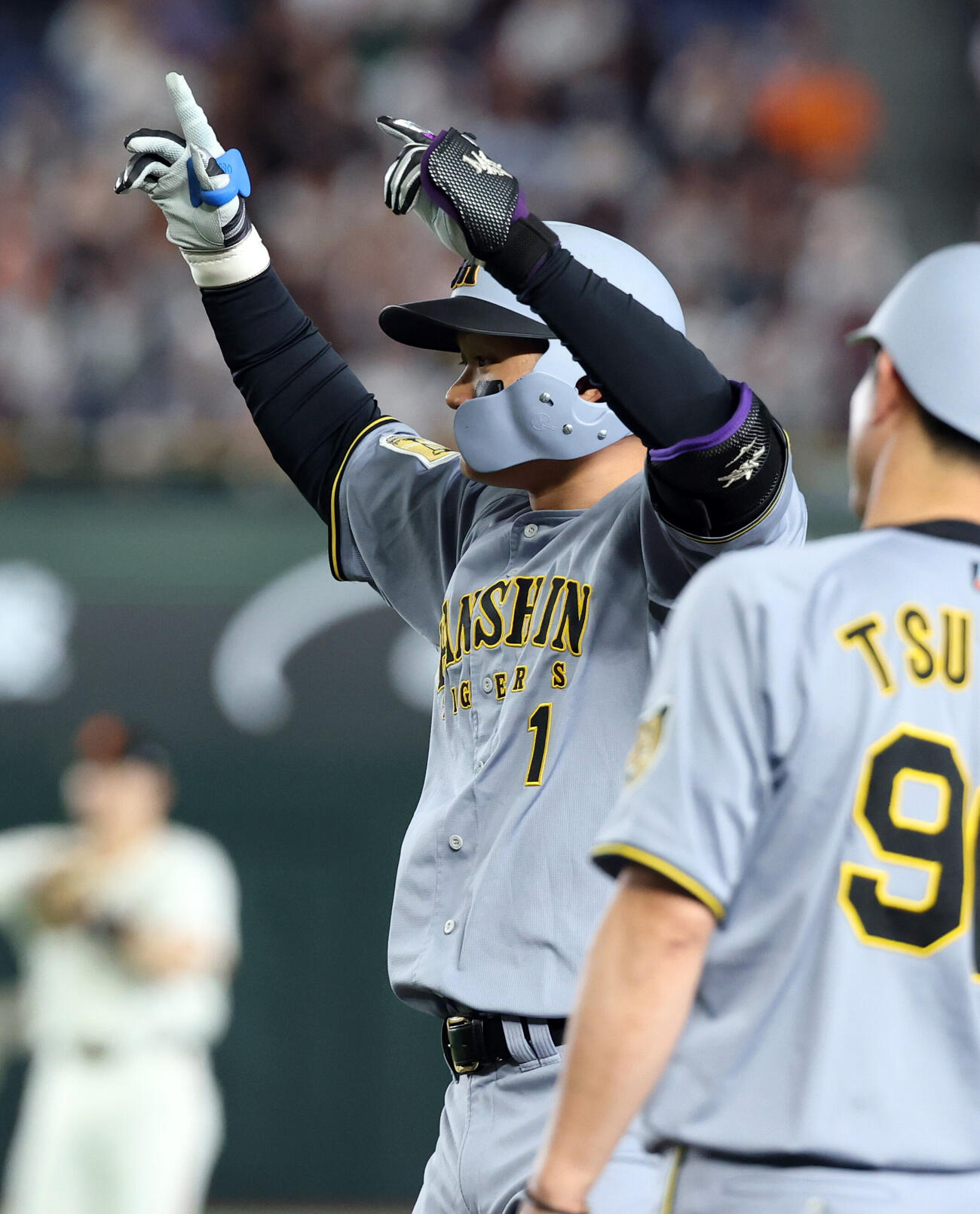 巨人対阪神　1回表阪神1死三塁、先制適時打を放ちポーズをとる森下翔太（撮影・浅見桂子）