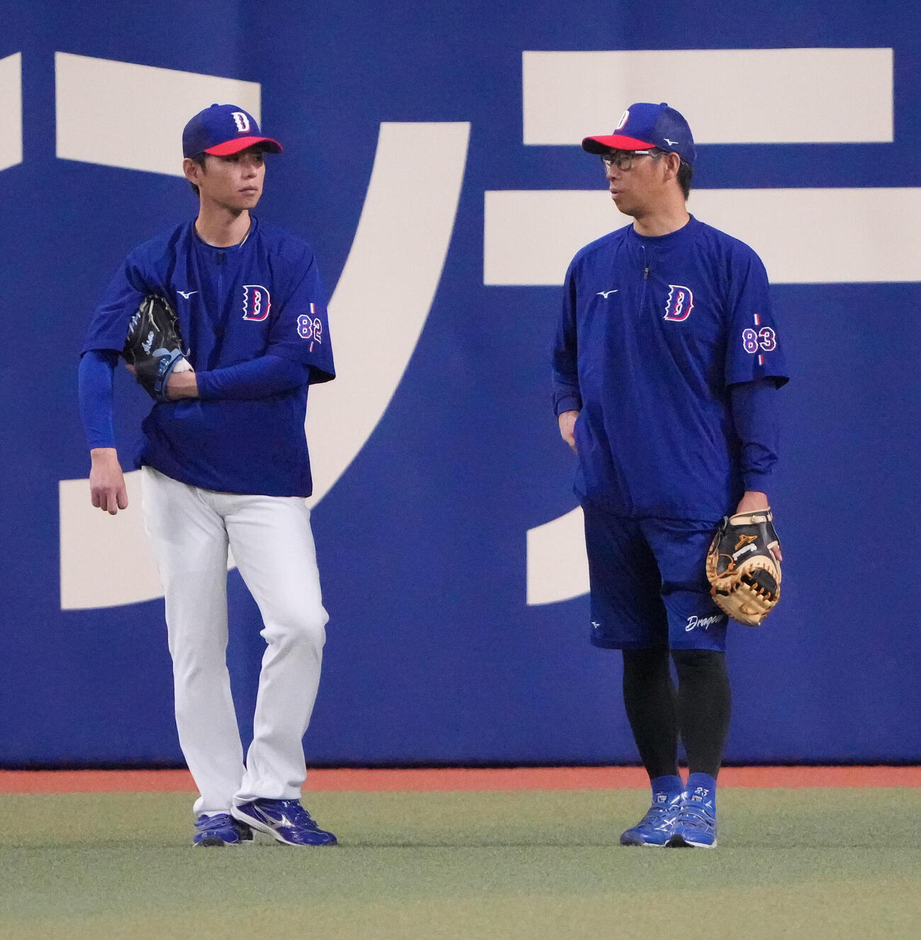 中日対広島　試合前、言葉を交わす浅尾拓也投手コーチ（左）と山井大介投手コーチ（撮影・森本幸一）