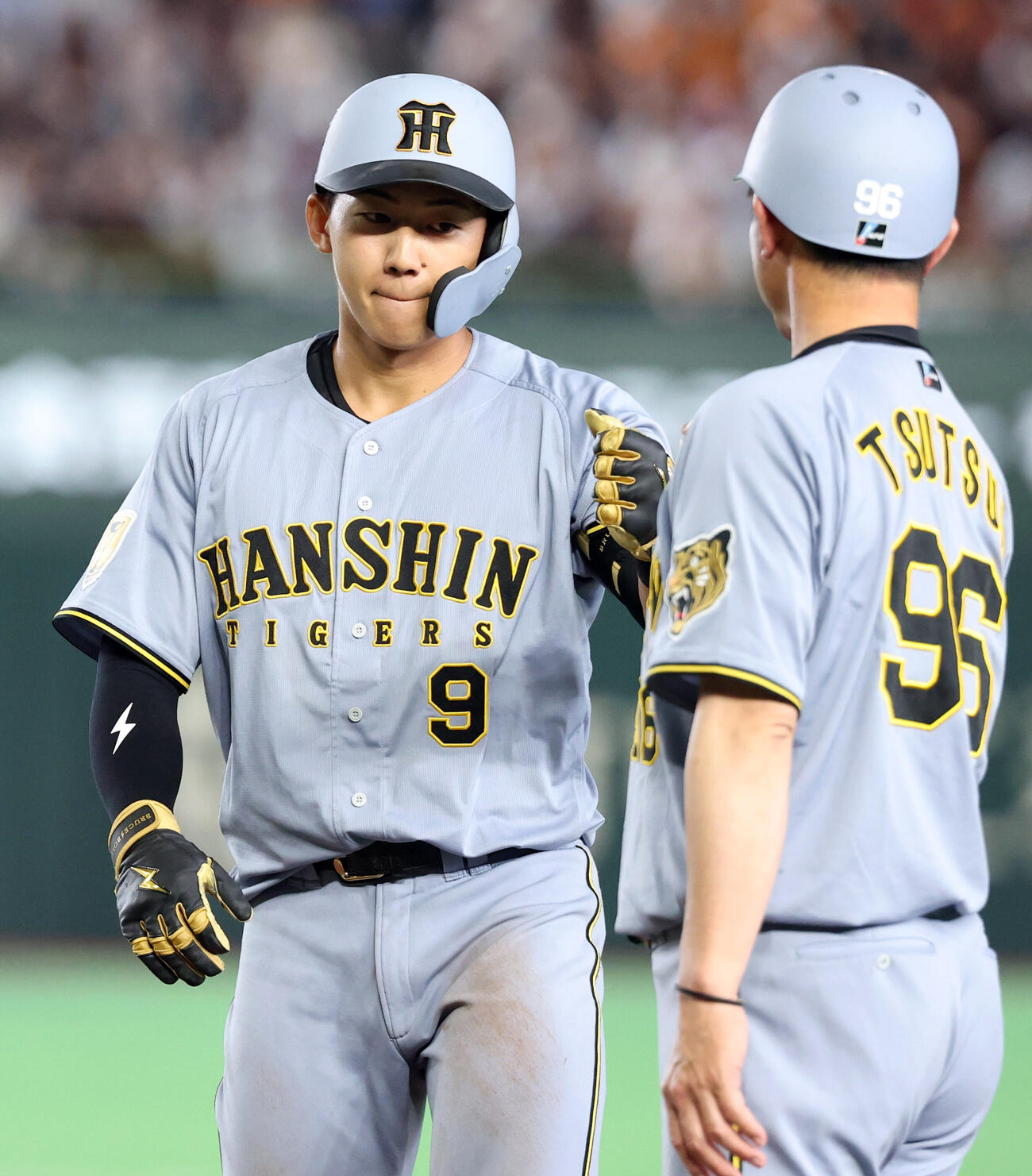 巨人対阪神　4回表阪神1死二、三塁、立石正広は適時打を放ちグータッチ（撮影・浅見桂子）