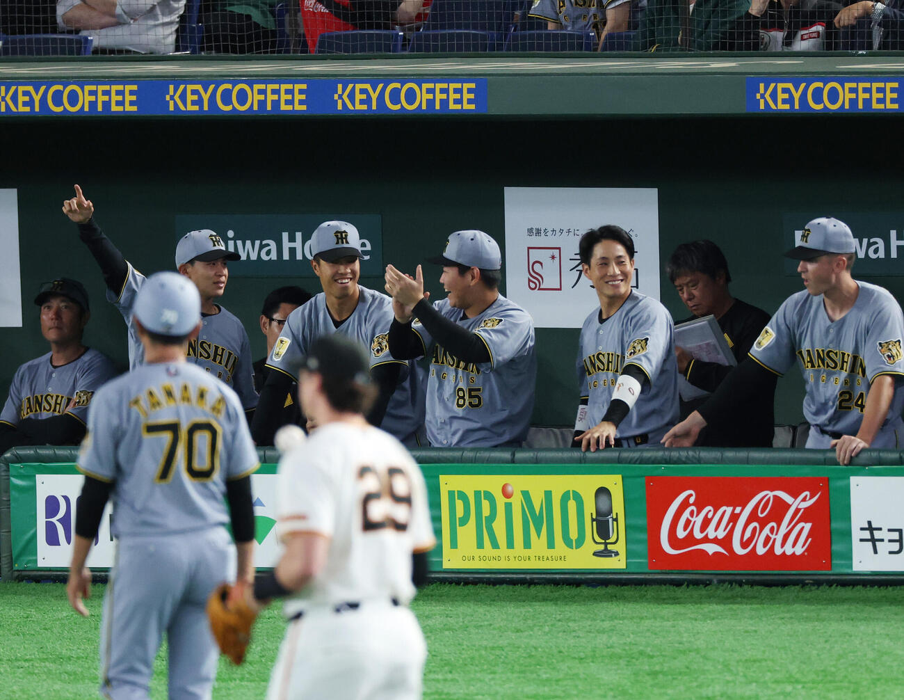 巨人対阪神　1回表阪神無死、立石正広の二塁打に喜ぶ阪神ナイン（撮影・増田悦実）