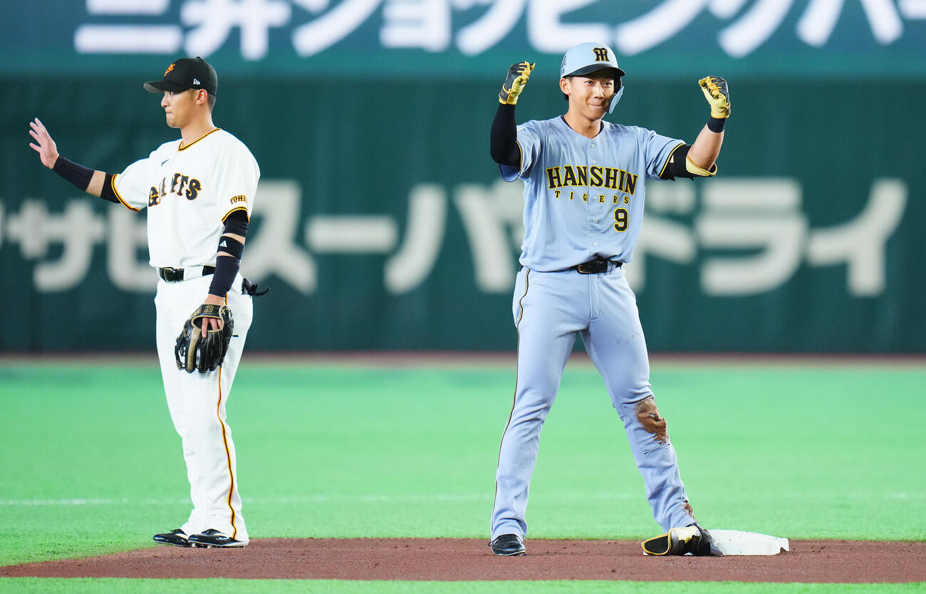 巨人対阪神　1回表阪神無死、二塁打を放ちガッツポーズするく立石正広（撮影・垰建太）