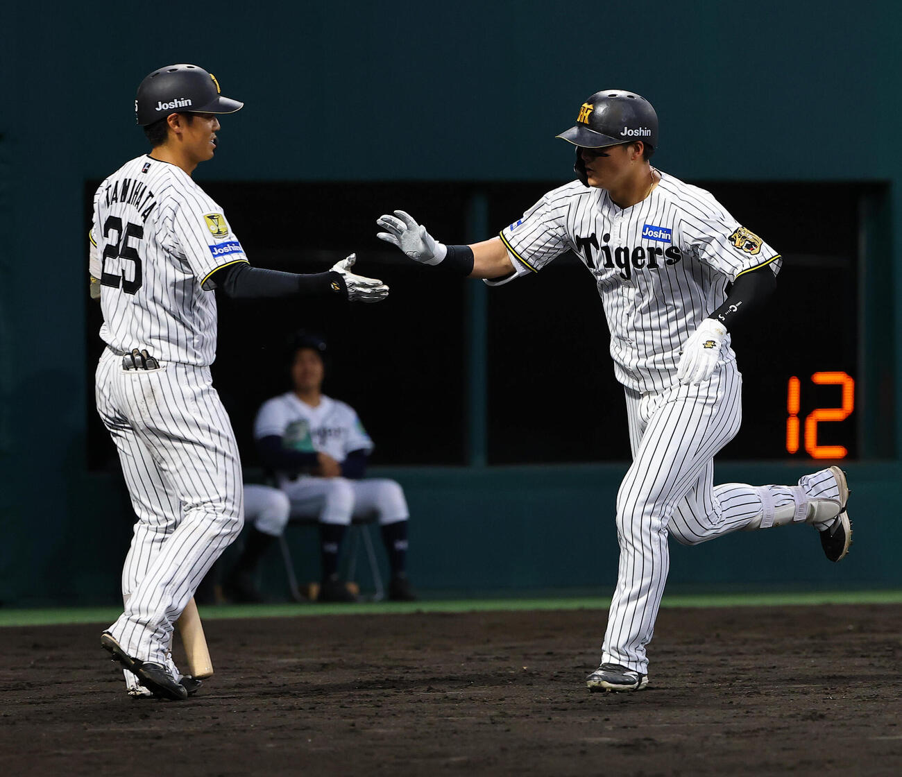 阪神対オリックス　4回裏阪神1死、前川右京は同点本塁打を放つ（撮影・上田博志）