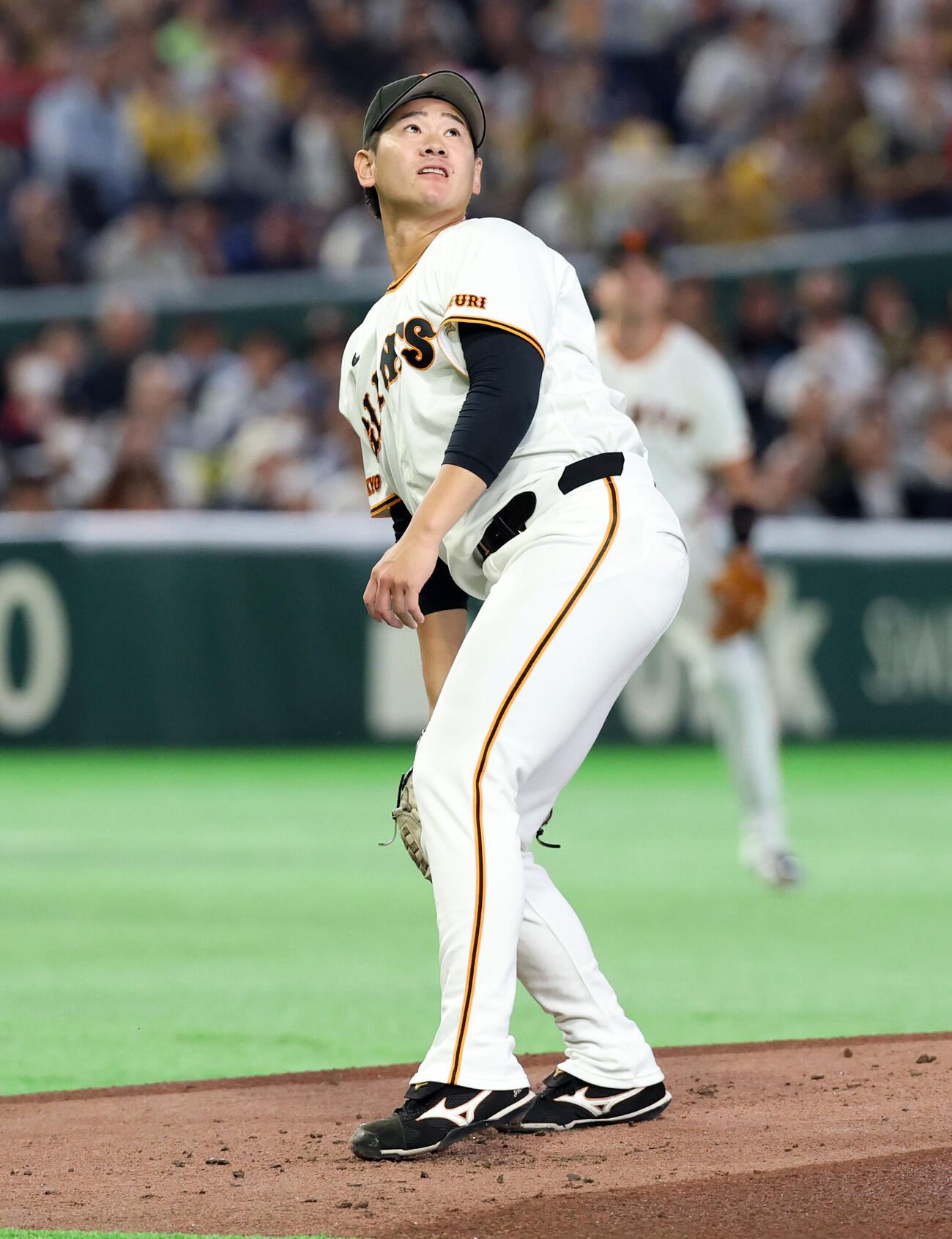 巨人対阪神　1回表阪神2死一塁、大山悠輔に2点本塁打を許し、打球を見つめる井上温大（撮影・浅見桂子）