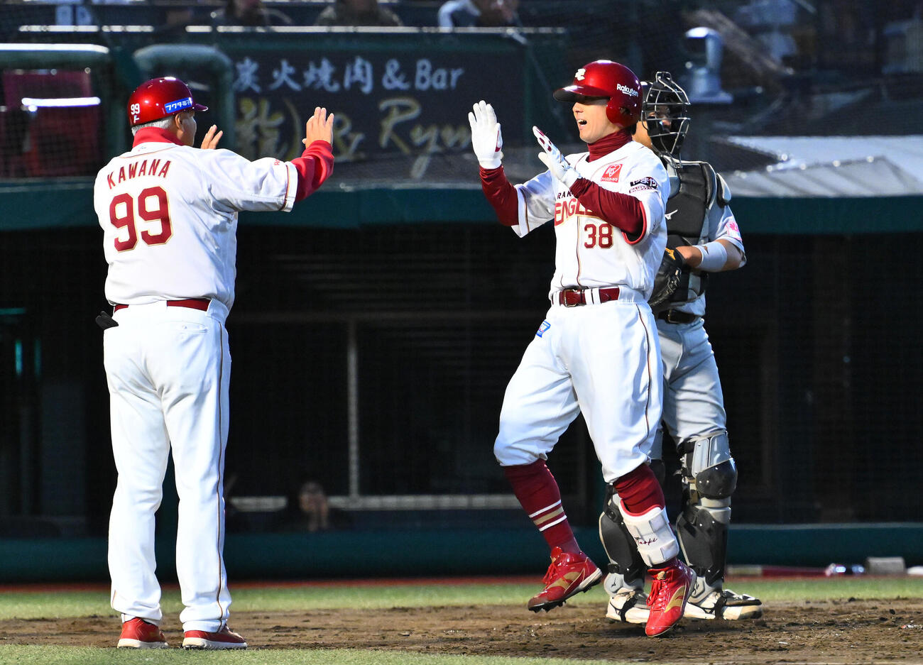 楽天対ロッテ　3回裏楽天無死、ソロ本塁打を放ち生還する佐藤直樹（撮影・滝沢徹郎）