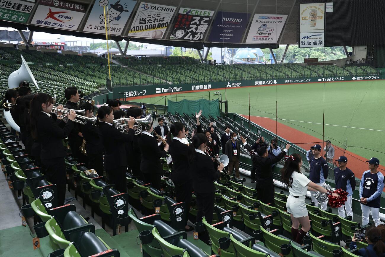 西武対オリックス　観客席から応援する早大応援部（撮影・河田真司）