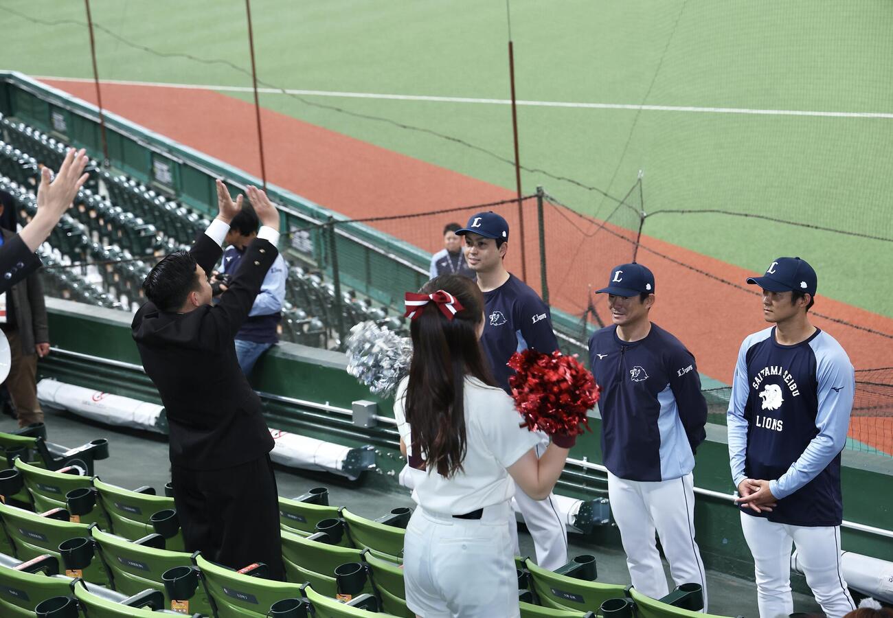 西武対オリックス　早大応援部のエールを受ける西武の、左から大石達也投手コーチ、仁志敏久野手コーチ兼打撃コーチ、石井一成（撮影・河田真司）