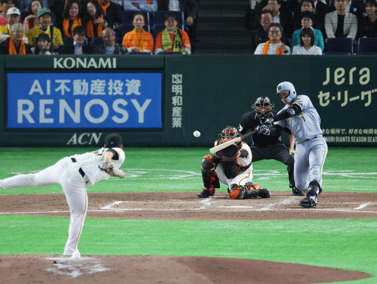 巨人対阪神　3回表阪神1死二塁、適時二塁打を放つ森下翔太。投手は井上温大（撮影・増田悦実）