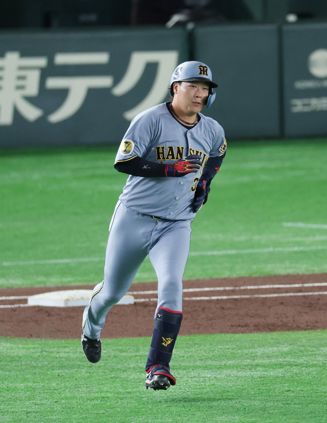 巨人対阪神　1回表阪神2死一塁、2点本塁打を放ち走塁する大山悠輔（撮影・増田悦実）