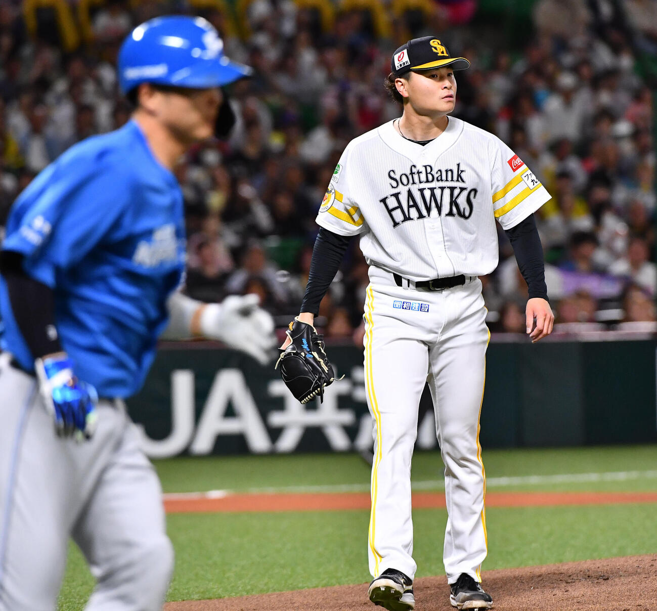 ソフトバンク対日本ハム　1回表日本ハム2死、郡司裕也（左）を三ゴロに抑えた前田純（撮影・岩下翔太）