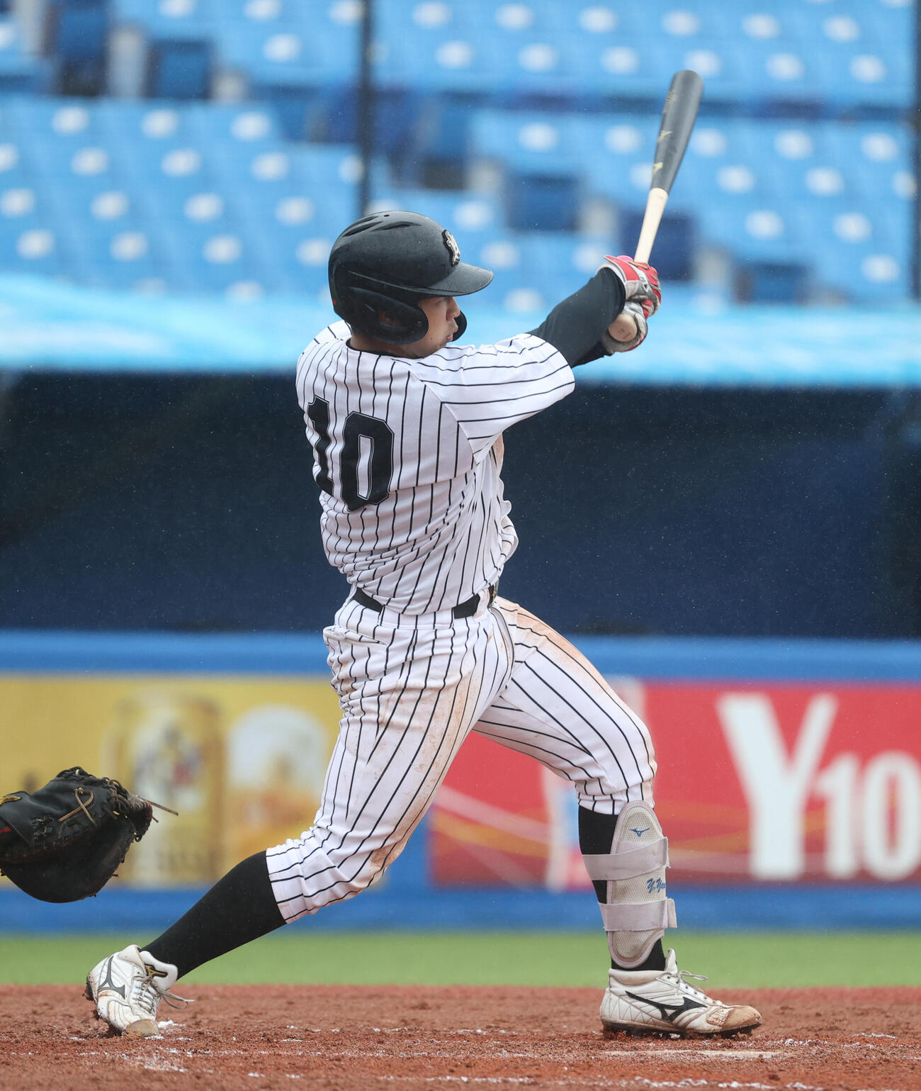 東都大学野球　亜大対立正大　7回表亜大2死満塁、前嶋藍は適時打を放つ（撮影・柴田隆二）