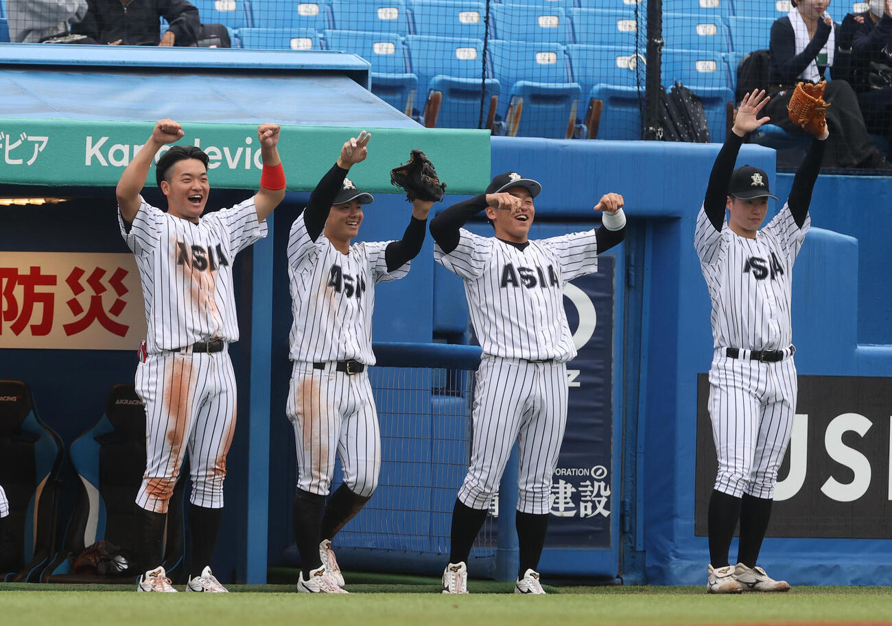東都大学野球　亜大対立正大　3回表亜大2死二、三塁、中村咲斗の適時打に喜ぶ亜大ナイン（撮影・柴田隆二）