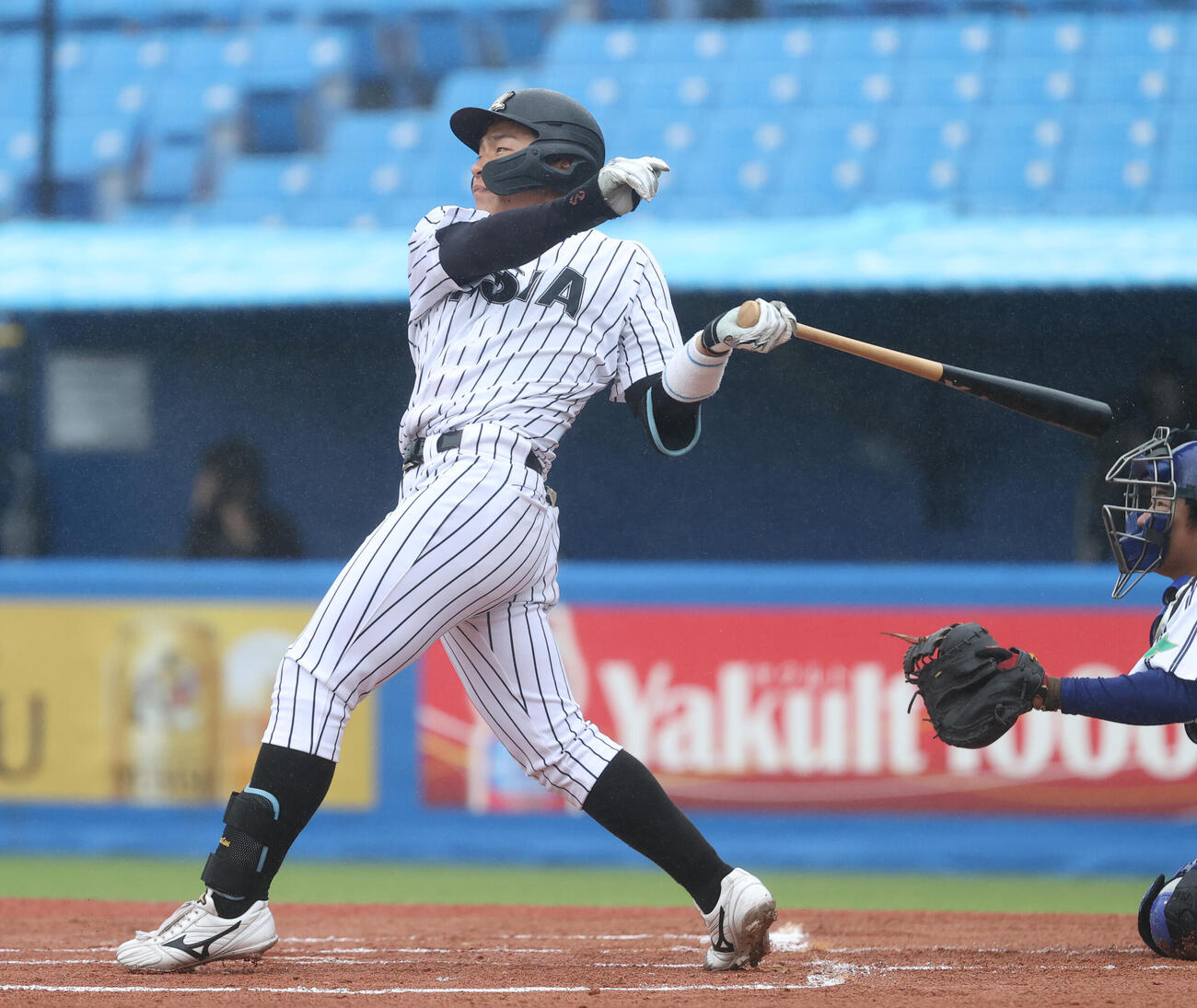 東都大学野球　亜大対立正大　1回表亜大無死一、三塁、逢沢杏哉は本塁打を放つ（撮影・柴田隆二）