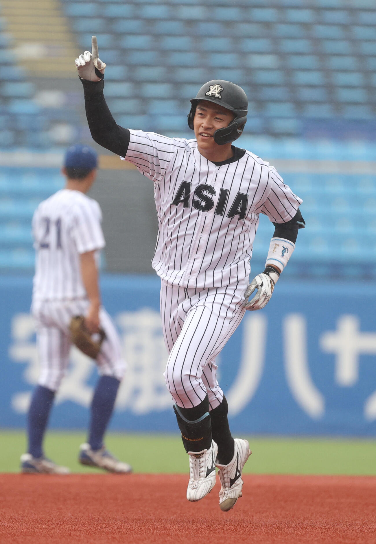 東都大学野球　亜大対立正大　1回表亜大無死一、三塁、逢沢杏哉は本塁打を放ちガッツポーズする（撮影・柴田隆二）