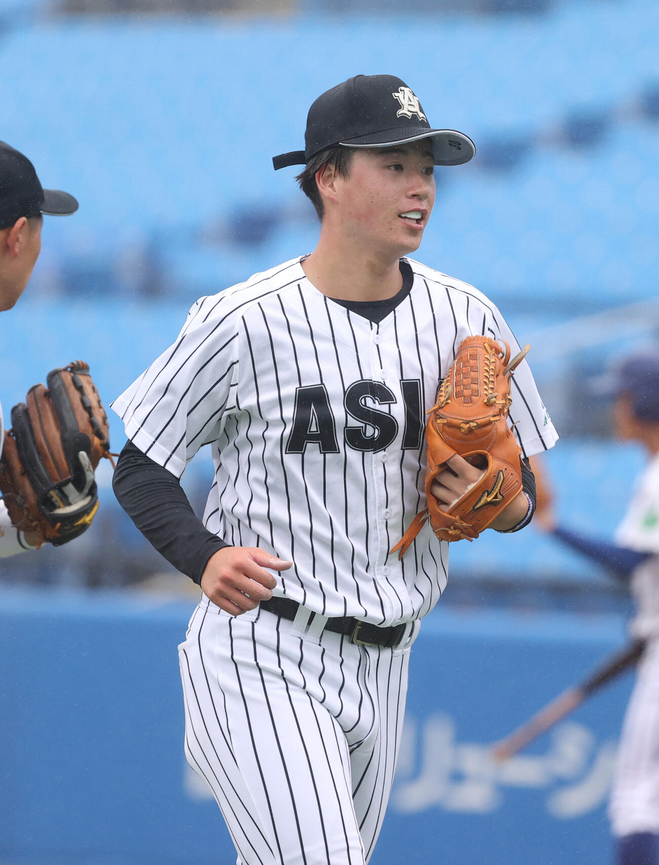 東都大学野球　亜大対立正大　初回を抑えベンチに戻る亜大・吉田大輝（撮影・柴田隆二）