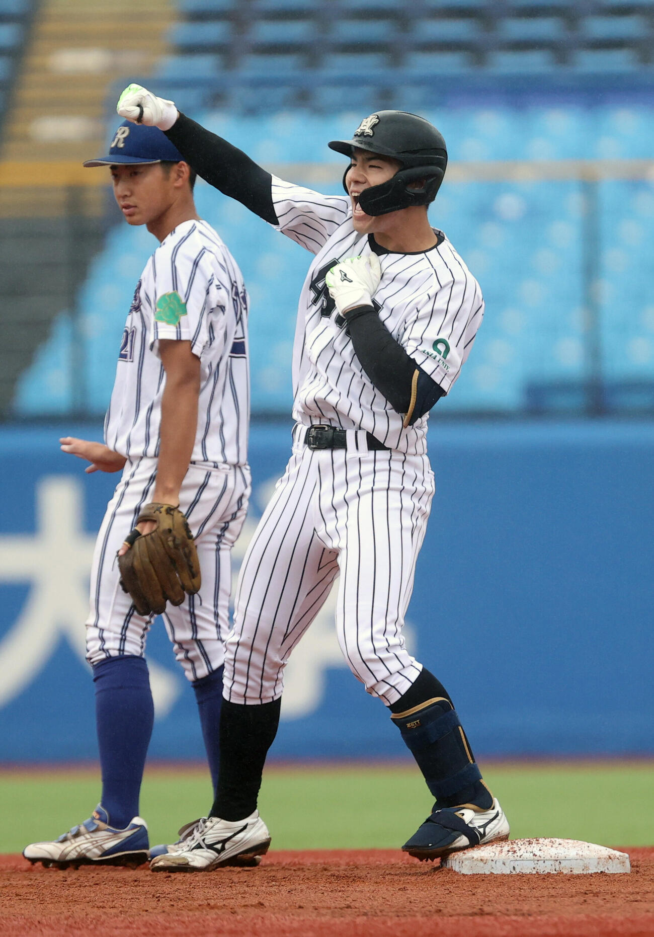 東都大学野球　亜大対立正大　2回表亜大2死三塁、代打江口生馬は適時二塁打を放ちガッツポーズする（撮影・柴田隆二）