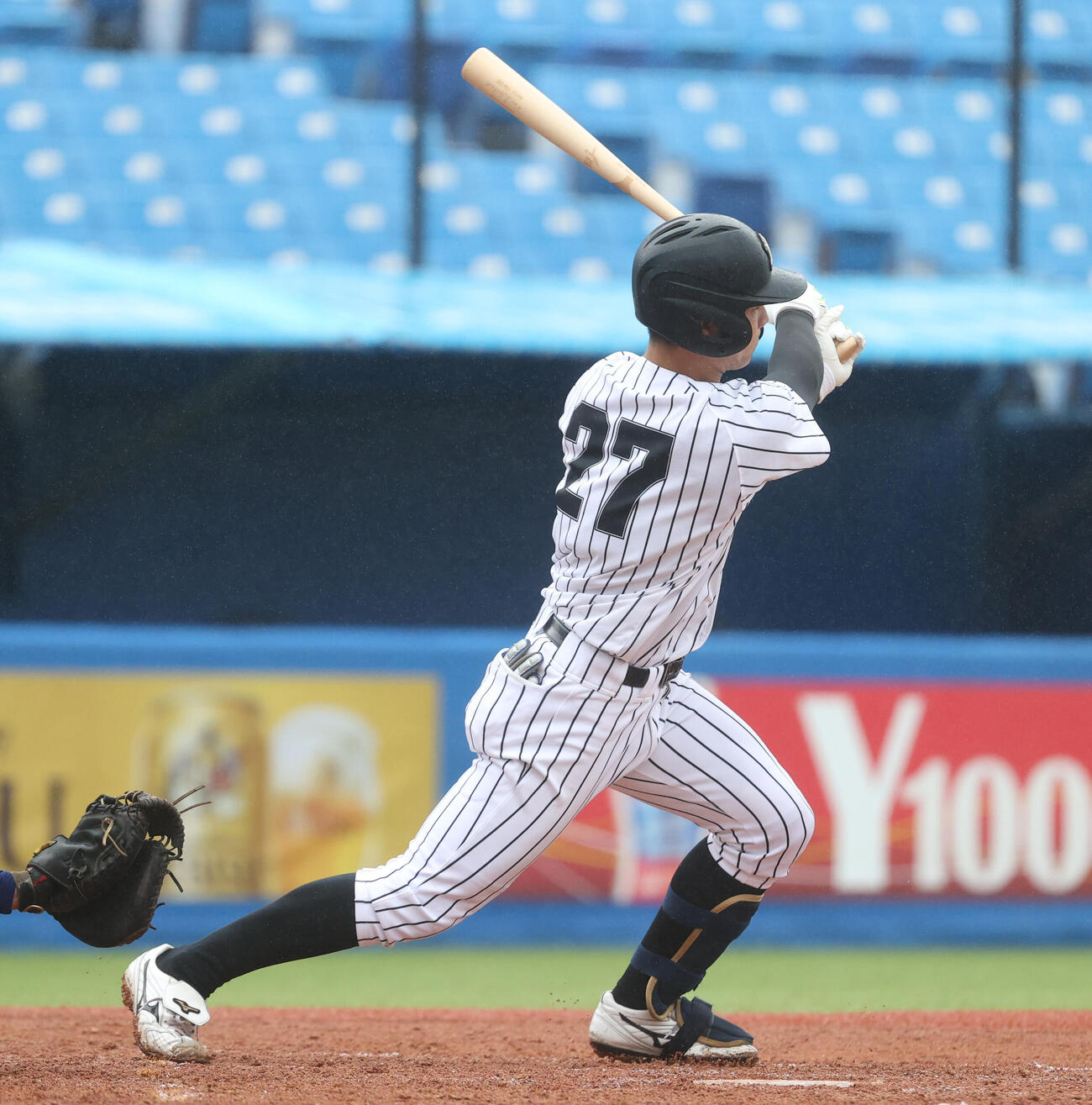東都大学野球　亜大対立正大　2回表亜大2死三塁、代打江口生馬は適時二塁打を放つ（撮影・柴田隆二）