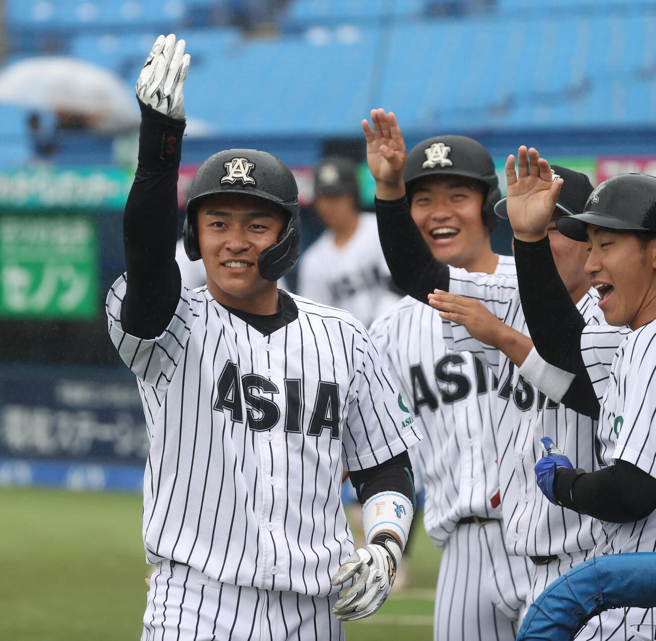 東都大学野球　亜大対立正大　1回表亜大無死一、三塁、逢沢杏哉は本塁打を放ちガッツポーズする（撮影・柴田隆二）