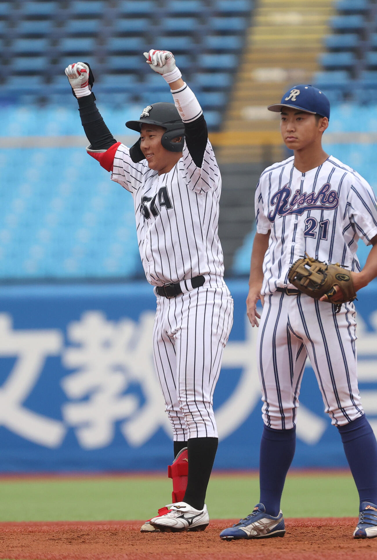 東都大学野球　亜大対立正大　3回表亜大1死満塁、梅谷将輝は適時打を放ちガッツポーズする（撮影・柴田隆二）