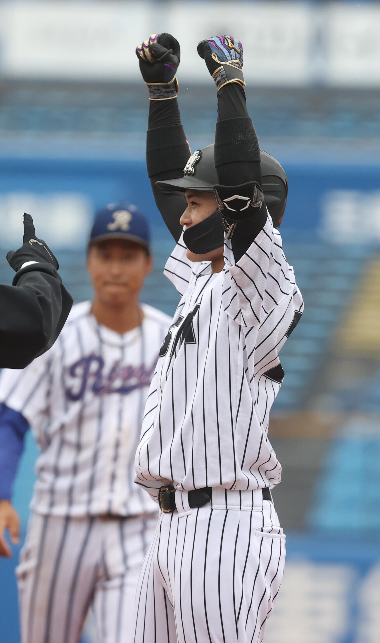 東都大学野球　亜大対立正大　3回表亜大2死二、三塁、中村咲斗は適時打を放ちガッツポーズする（撮影・柴田隆二）