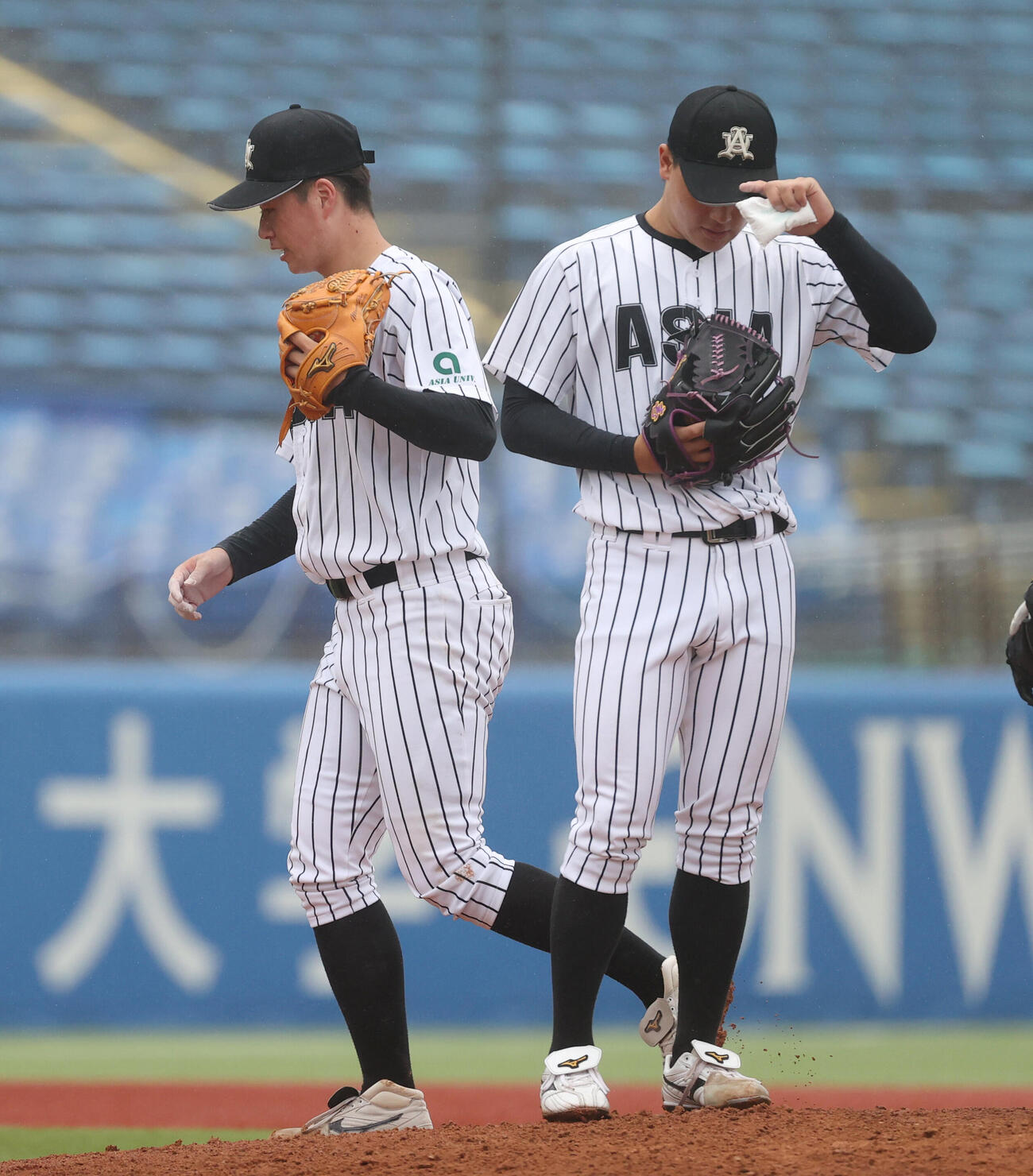 東都大学野球　亜大対立正大　4回途中で降板する亜大・吉田大輝（左）（撮影・柴田隆二）