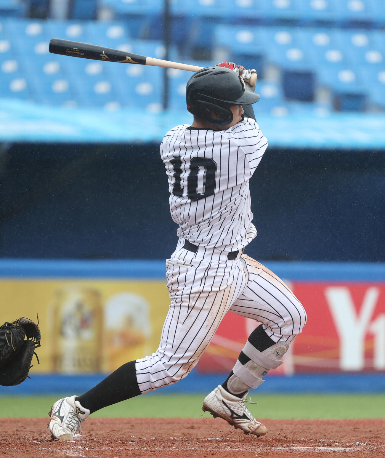 東都大学野球　亜大対立正大　7回表亜大2死満塁、前嶋藍は適時打を放つ（撮影・柴田隆二）