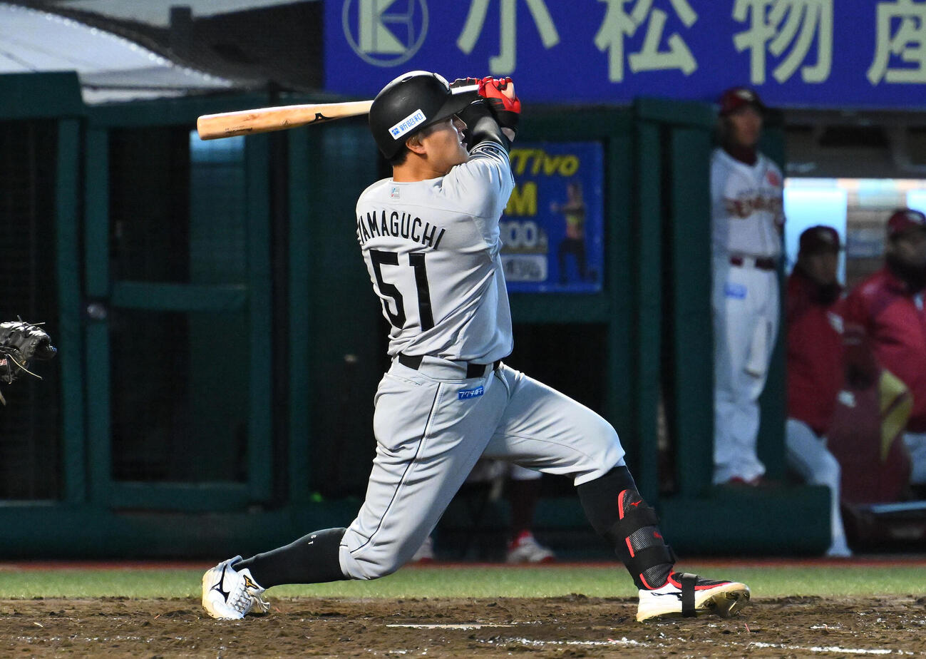 楽天対ロッテ　5回表ロッテ1死、山口航輝は左中間へソロ本塁打を放つ（撮影・滝沢徹郎）