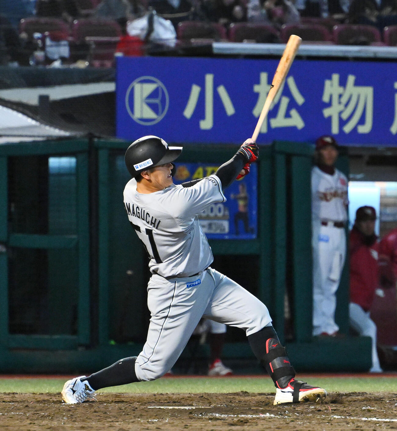 楽天対ロッテ　5回表ロッテ1死、山口航輝は左中間へソロ本塁打を放つ（撮影・滝沢徹郎）