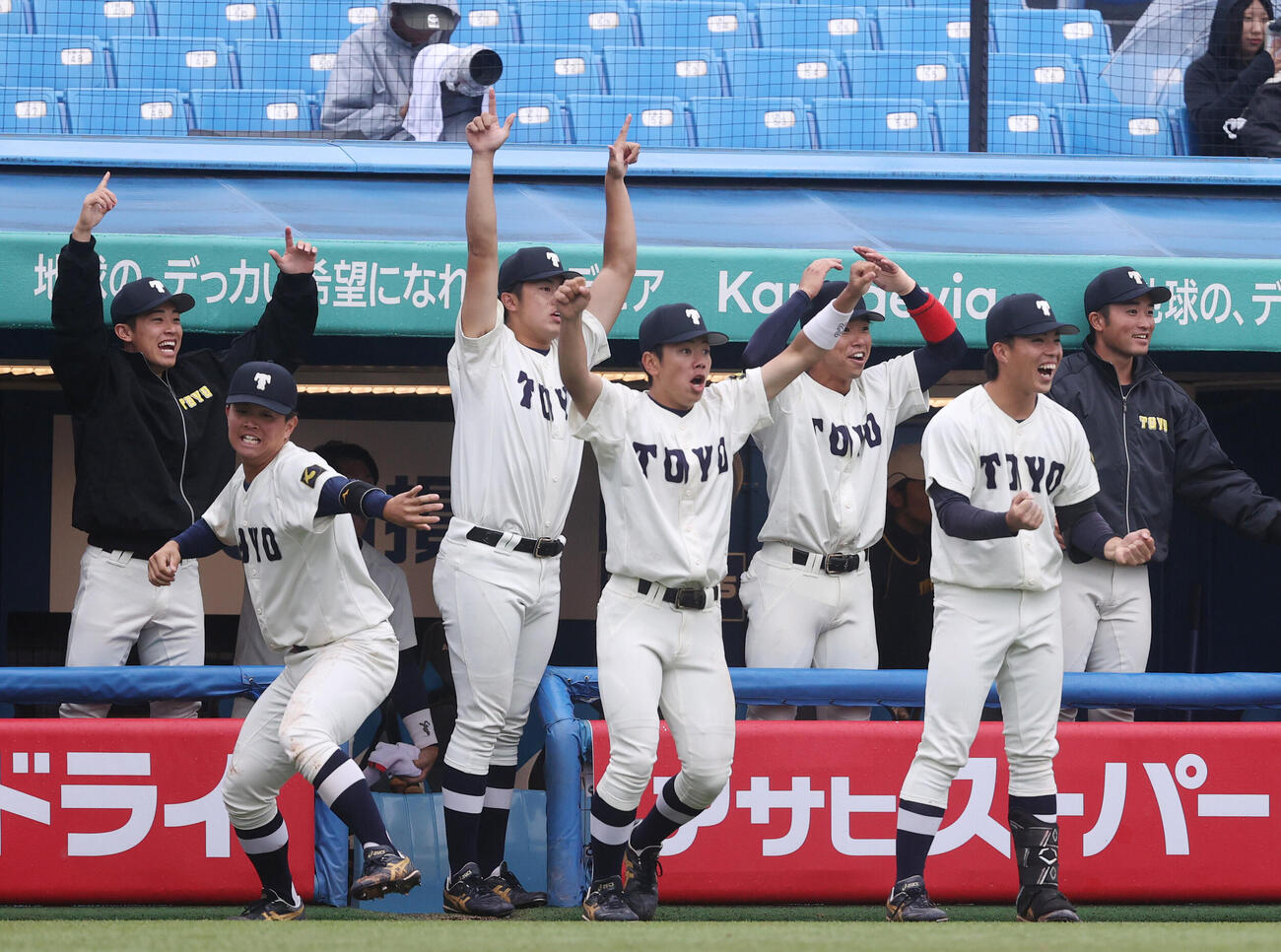 東都大学野球　東洋大対中大　3回表東洋大2死一塁、山内教輔の本塁打に喜ぶ東洋大ナイン（撮影・柴田隆二）