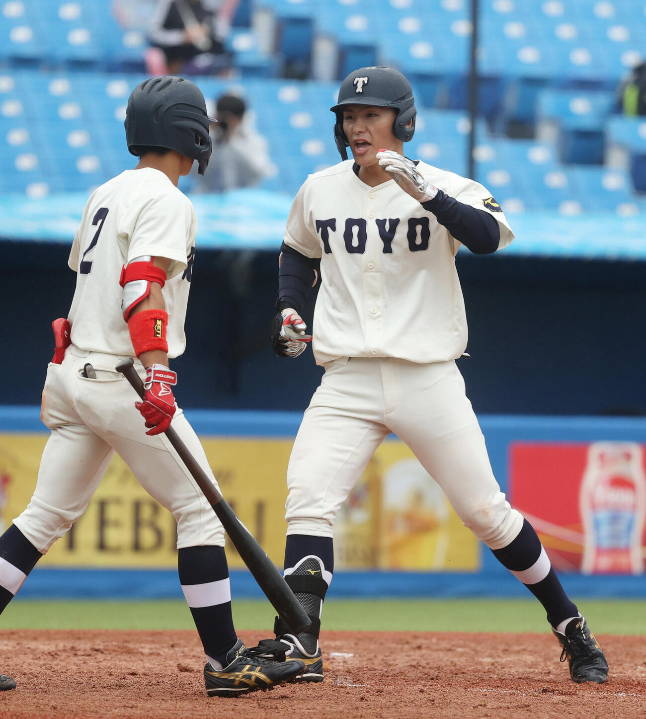 東都大学野球　東洋大対中大　3回表東洋大2死一塁、山内教輔（右）は本塁打を放ち大城戸陸琥とハイタッチする（撮影・柴田隆二）