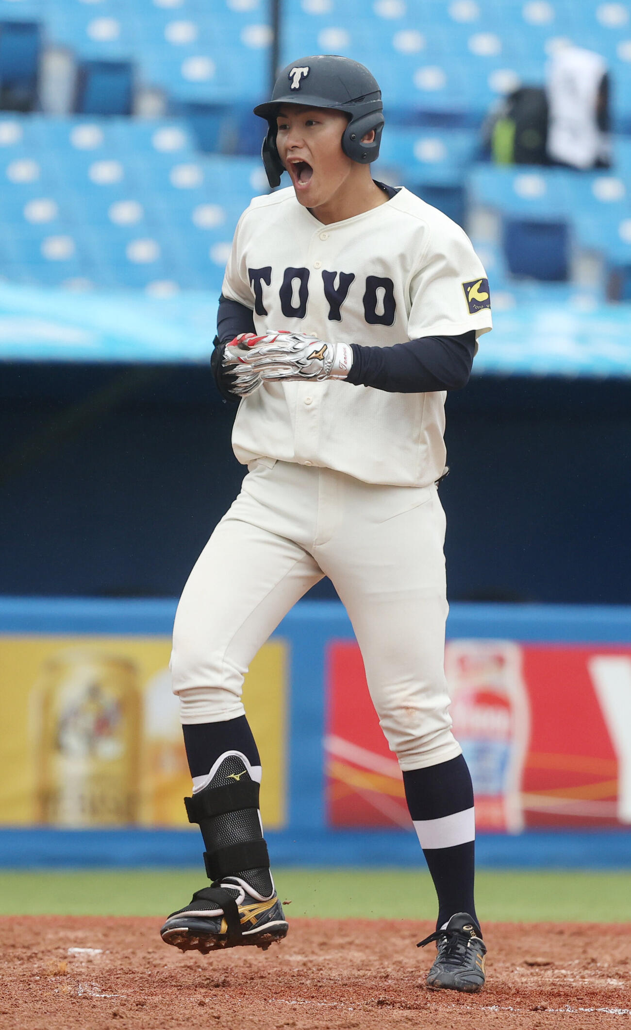 東都大学野球　東洋大対中大　3回表東洋大2死一塁、山内教輔は本塁打を放ち生還する（撮影・柴田隆二）
