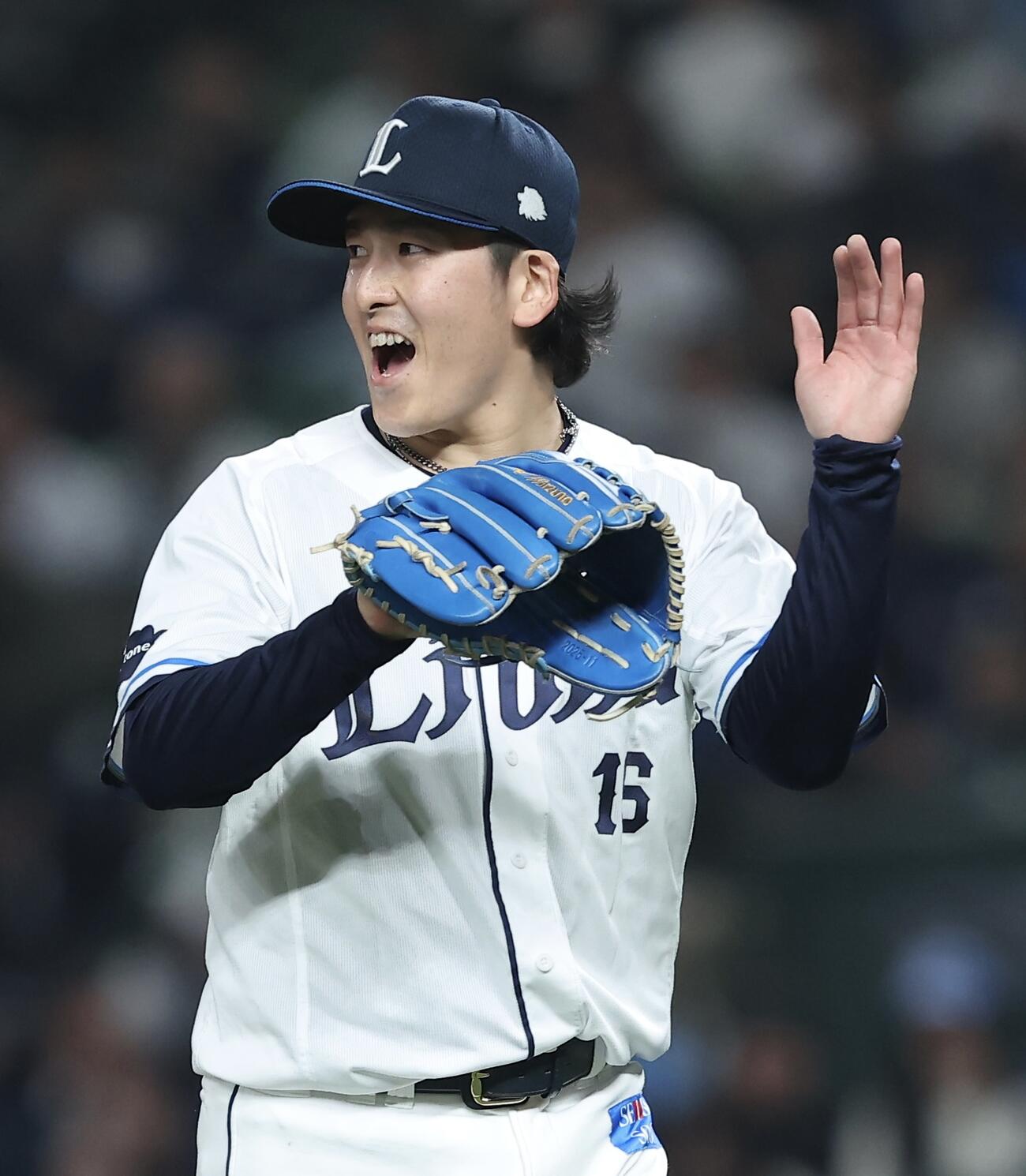 西武対オリックス　4回表を抑え、笑顔でグラブをたたく隅田知一郎（撮影・河田真司）